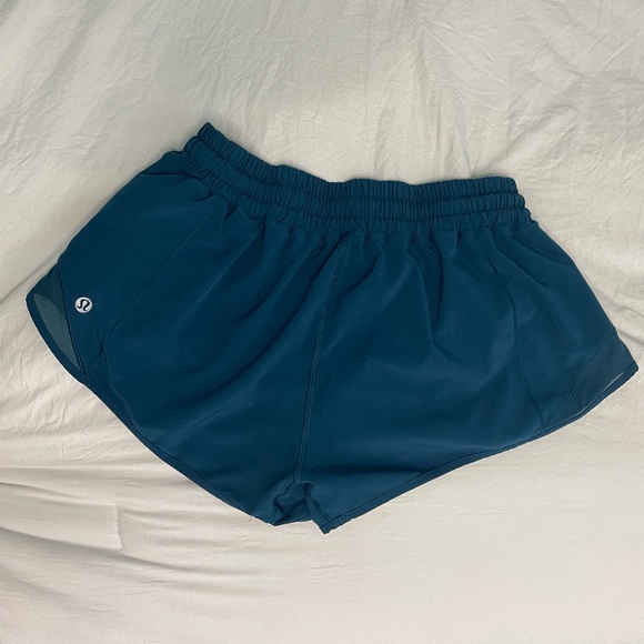 Lululemon Hotty Hot Low-Rise “2.5 Short - Picture 2 of 4